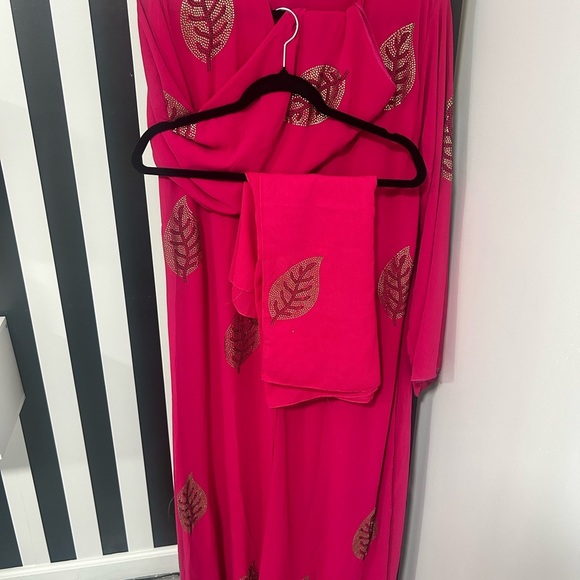 Vibrant Pink Abaya with matching scarf green/black Leaf Accents - Picture 5 of 8
